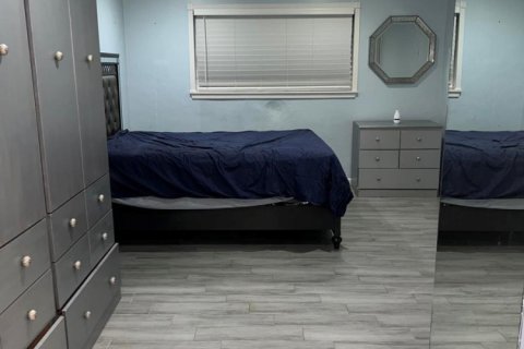 House in Lake Worth, Florida 2 bedrooms, 92.25 sq.m. № 2378839 - photo 3