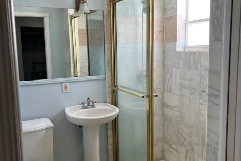 House in Lake Worth, Florida 2 bedrooms, 92.25 sq.m. № 2378839 - photo 4