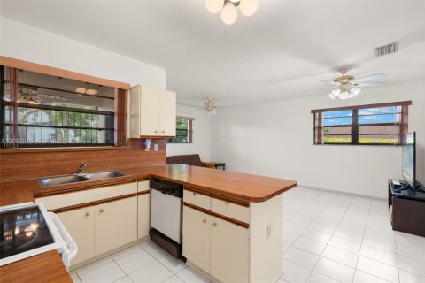 Купить виллу или дом в Майами, Флорида 3 спальни, 185.99м2, № 2389706 - фото 12