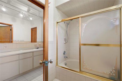 Купить виллу или дом в Майами, Флорида 3 спальни, 185.99м2, № 2389706 - фото 20