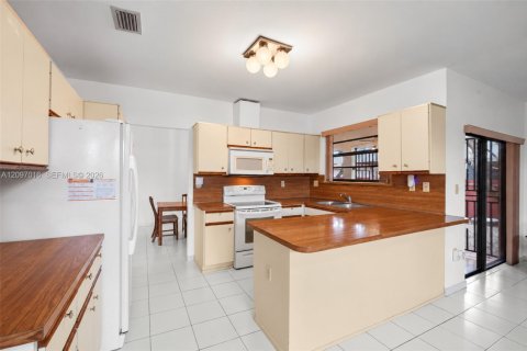 Купить виллу или дом в Майами, Флорида 3 спальни, 185.99м2, № 2389706 - фото 11