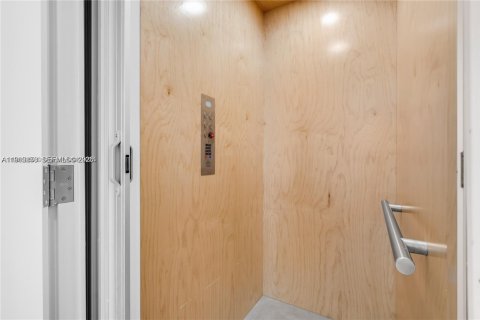 Condo in Miami, Florida, 4 bedrooms № 2080942 - photo 21