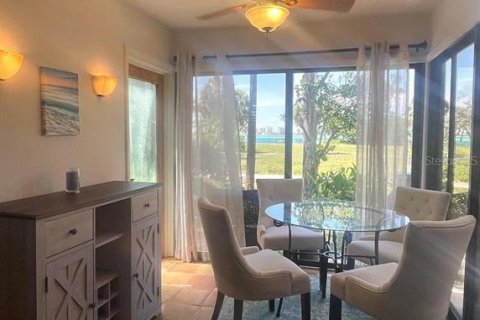 Townhouse in Sarasota, Florida 2 bedrooms, 91.14 sq.m. № 2233541 - photo 12