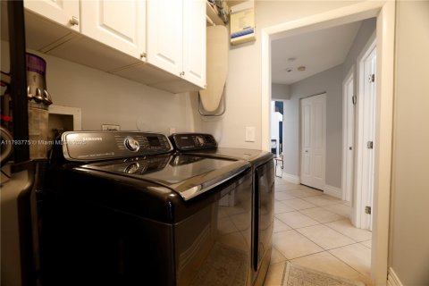 House in Plantation, Florida 3 bedrooms, 142.33 sq.m. № 1674457 - photo 24