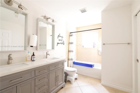 House in Plantation, Florida 3 bedrooms, 142.33 sq.m. № 1674457 - photo 21