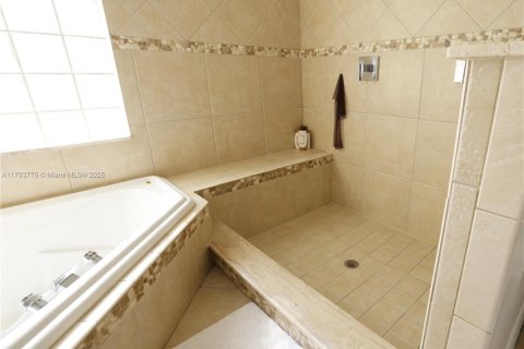House in Plantation, Florida 3 bedrooms, 142.33 sq.m. № 1674457 - photo 17