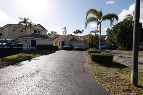 House in Plantation, Florida 3 bedrooms, 142.33 sq.m. № 1674457 - photo 27
