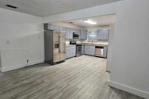 Appartement à louer à Hallandale Beach, Floride: 2 chambres, 242.01 m2 № 2063394 - photo 2
