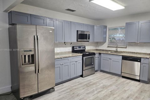 Appartement à louer à Hallandale Beach, Floride: 2 chambres, 242.01 m2 № 2063394 - photo 4