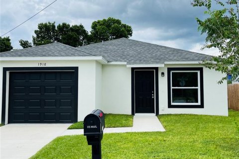 House in Haines City, Florida 3 bedrooms, 122.82 sq.m. № 1913415 - photo 1