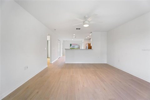 House in Haines City, Florida 3 bedrooms, 122.82 sq.m. № 1913415 - photo 6