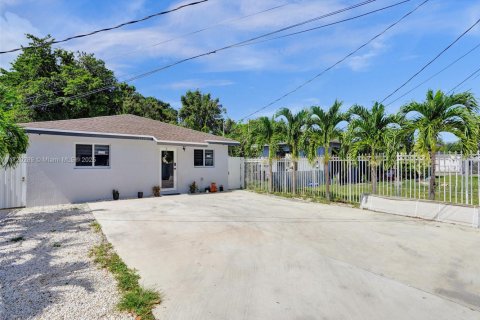 Casa en venta en Miami, Florida, 4 dormitorios, 139.35 m2 № 1471299 - foto 2