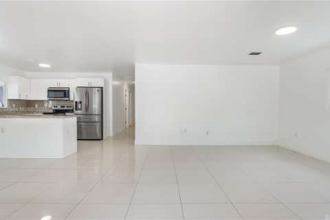 Casa en venta en Miami, Florida, 4 dormitorios, 139.35 m2 № 1471299 - foto 13