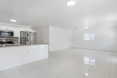 Casa en venta en Miami, Florida, 4 dormitorios, 139.35 m2 № 1471299 - foto 17