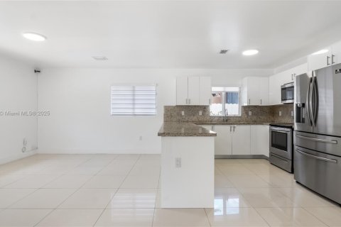 Casa en venta en Miami, Florida, 4 dormitorios, 139.35 m2 № 1471299 - foto 14