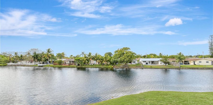 Кондоминиум с 2 спальнями в Санрайз, Флорида № 1968628