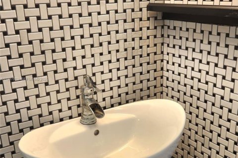 Condo in Sunrise, Florida, 1 bedroom  № 2060893 - photo 14