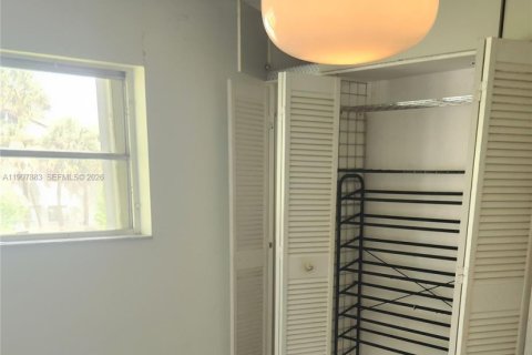 Condo in Sunrise, Florida, 1 bedroom  № 2060893 - photo 18