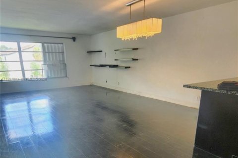 Condo in Sunrise, Florida, 1 bedroom  № 2060893 - photo 2