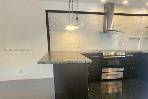 Condo in Sunrise, Florida, 1 bedroom  № 2060893 - photo 10