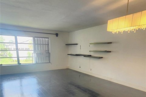 Condo in Sunrise, Florida, 1 bedroom  № 2060893 - photo 4