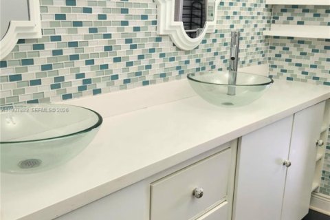 Condo in Sunrise, Florida, 1 bedroom  № 2060893 - photo 20