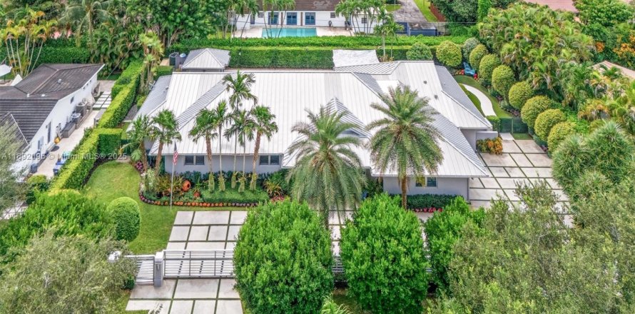 House in Pinecrest, Florida 5 bedrooms, 323.95 sq.m. № 1945429