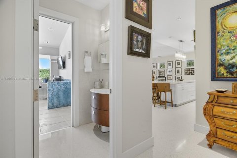 House in Pinecrest, Florida 5 bedrooms, 323.95 sq.m. № 1945429 - photo 10