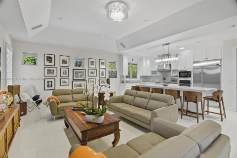 House in Pinecrest, Florida 5 bedrooms, 323.95 sq.m. № 1945429 - photo 15