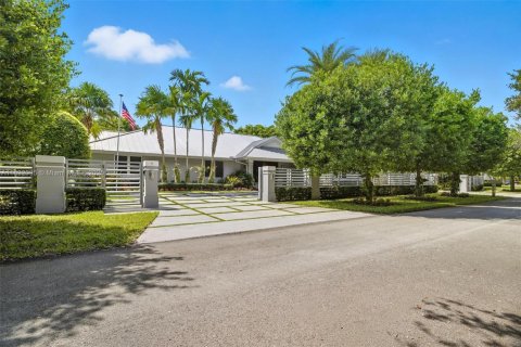 House in Pinecrest, Florida 5 bedrooms, 323.95 sq.m. № 1945429 - photo 2