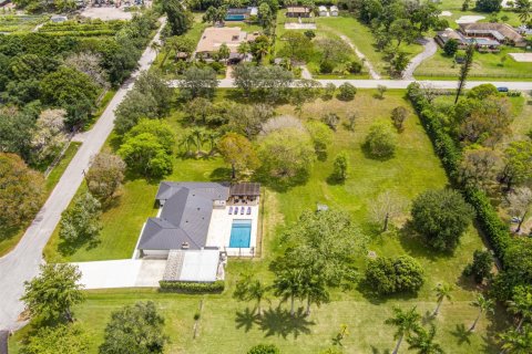 House in Southwest Ranches, Florida 4 bedrooms, 248.05 sq.m. № 1022381 - photo 1