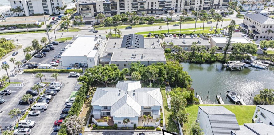 Townhouse in Vero Beach, Florida 2 bedrooms, 115.57 sq.m. № 2188401