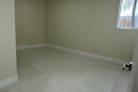 House in Florida City, Florida 2 bedrooms, 176.51 sq.m. № 1929177 - photo 8