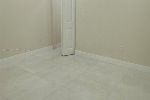 House in Florida City, Florida 2 bedrooms, 176.51 sq.m. № 1929177 - photo 7