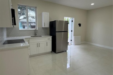 House in Florida City, Florida 2 bedrooms, 176.51 sq.m. № 1929177 - photo 2