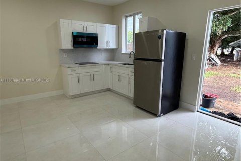 House in Florida City, Florida 2 bedrooms, 176.51 sq.m. № 1929177 - photo 1