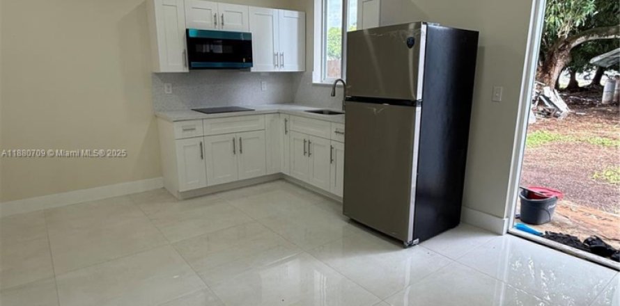 House in Florida City, Florida 2 bedrooms, 176.51 sq.m. № 1929177