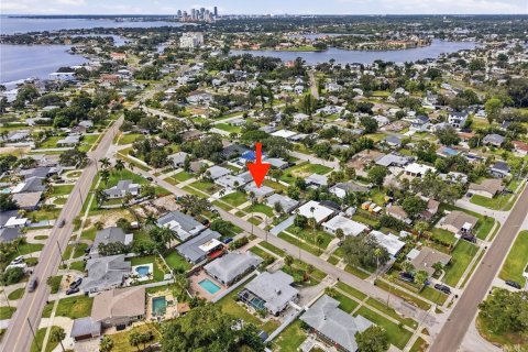 House in Saint Petersburg, Florida 2 bedrooms, 89.19 sq.m. № 2394457 - photo 5