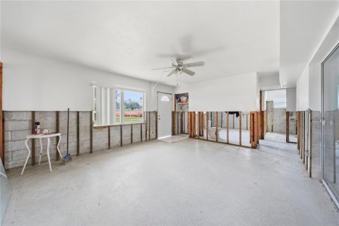 House in Saint Petersburg, Florida 2 bedrooms, 89.19 sq.m. № 2394457 - photo 8