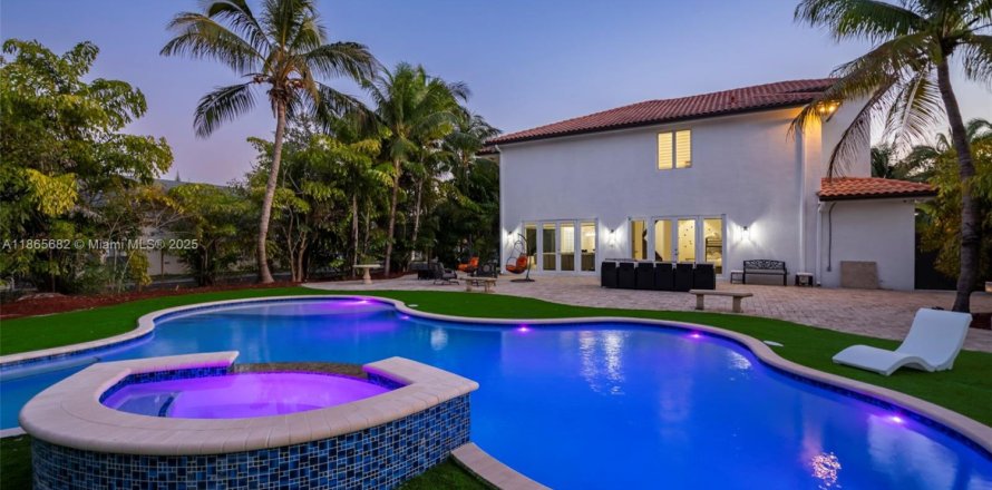 House in Dania Beach, Florida 7 bedrooms, 432 sq.m. № 1896373