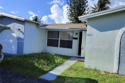 House in Lauderhill, Florida 4 bedrooms, 124.67 sq.m. № 1938597 - photo 1