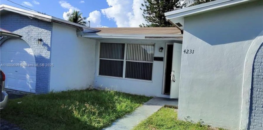 House in Lauderhill, Florida 4 bedrooms, 124.67 sq.m. № 1938597