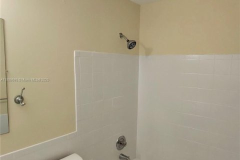 House in Lauderhill, Florida 4 bedrooms, 124.67 sq.m. № 1938597 - photo 16