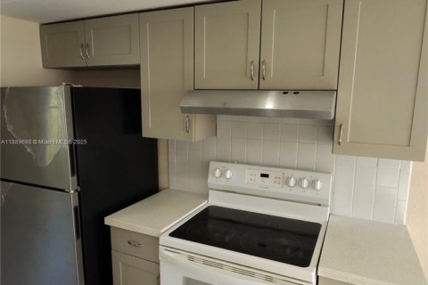 House in Lauderhill, Florida 4 bedrooms, 124.67 sq.m. № 1938597 - photo 9