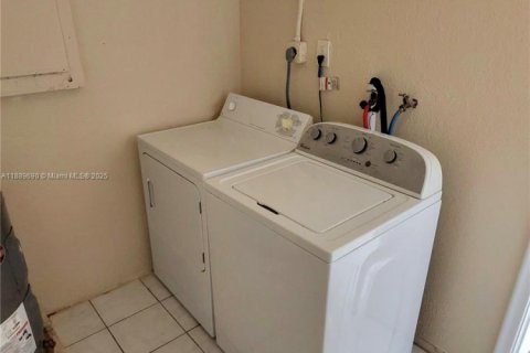 House in Lauderhill, Florida 4 bedrooms, 124.67 sq.m. № 1938597 - photo 10