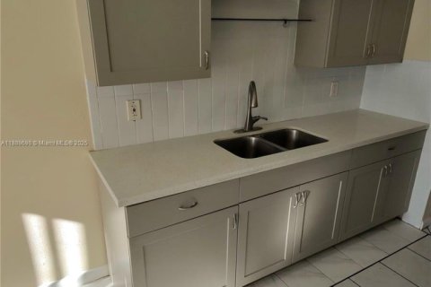 House in Lauderhill, Florida 4 bedrooms, 124.67 sq.m. № 1938597 - photo 8