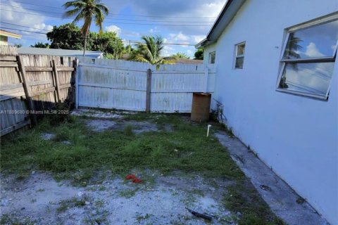 House in Lauderhill, Florida 4 bedrooms, 124.67 sq.m. № 1938597 - photo 30
