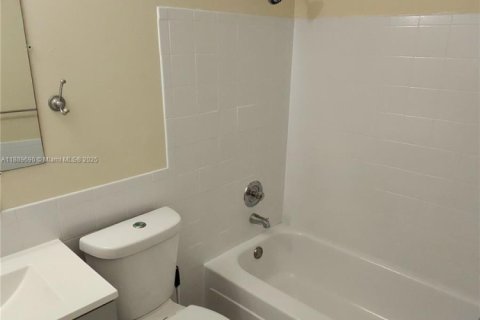 House in Lauderhill, Florida 4 bedrooms, 124.67 sq.m. № 1938597 - photo 17