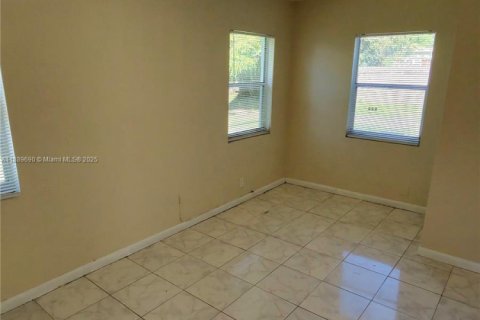 House in Lauderhill, Florida 4 bedrooms, 124.67 sq.m. № 1938597 - photo 24