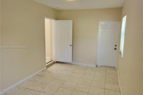 House in Lauderhill, Florida 4 bedrooms, 124.67 sq.m. № 1938597 - photo 25